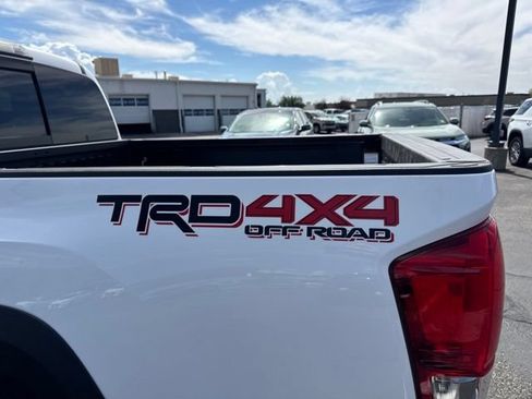 Used 2017 Toyota Tacoma TRD Off-Road w/ Premium & Technology Package AWD/4WD image 10