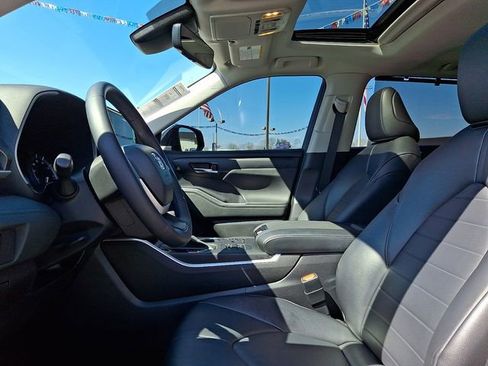 Used 2023 Toyota Highlander XLE image 13