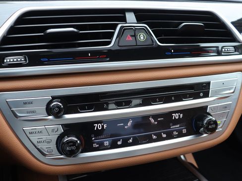 Used 2020 BMW 750i xDrive image 36