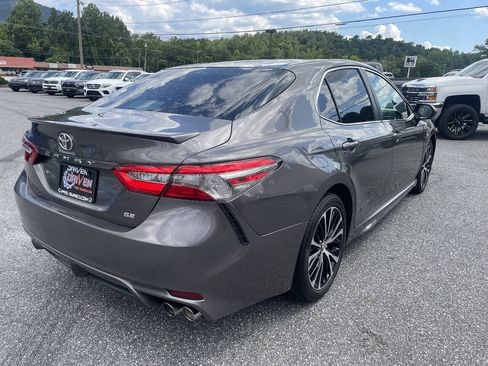 Used 2018 Toyota Camry SE w/ Moonroof Package FWD image 9