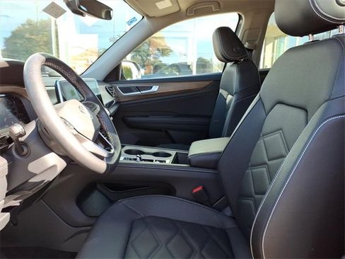 Certified 2025 Volkswagen Atlas SE image 13