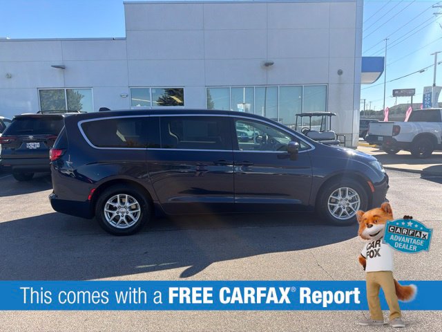 Used 2017 Chrysler Pacifica Touring FWD image 2