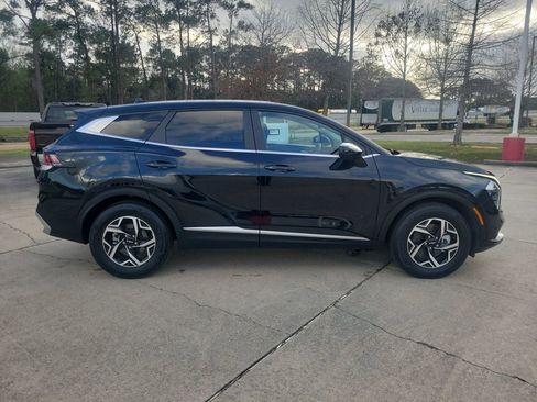 Used 2023 Kia Sportage LX image 9