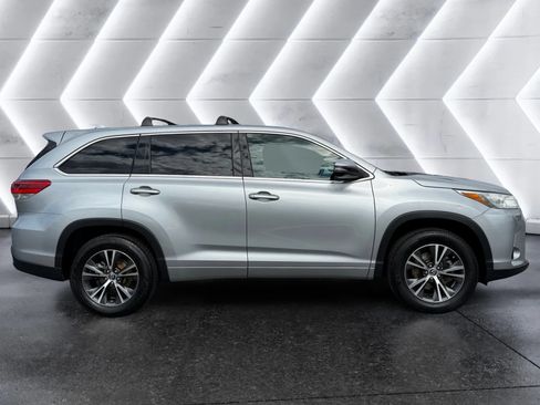 Used 2017 Toyota Highlander Plus FWD image 6