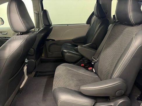 Used 2011 Toyota Sienna SE image 28