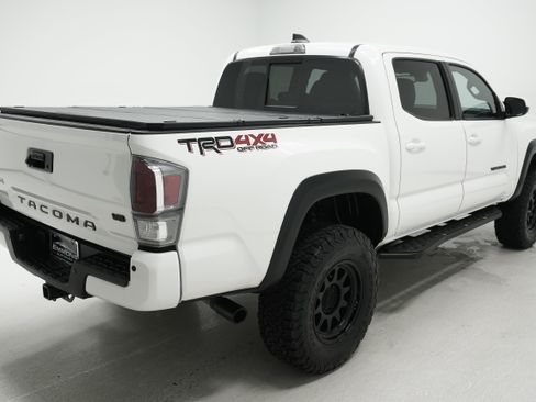 Used 2021 Toyota Tacoma TRD Off-Road w/ TRD Premium Off Road Package AWD/4WD image 4