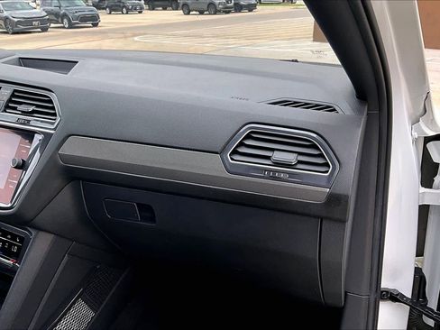 Used 2022 Volkswagen Tiguan SE R-Line FWD image 17
