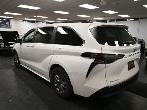 Certified 2025 Toyota Sienna LE image 5
