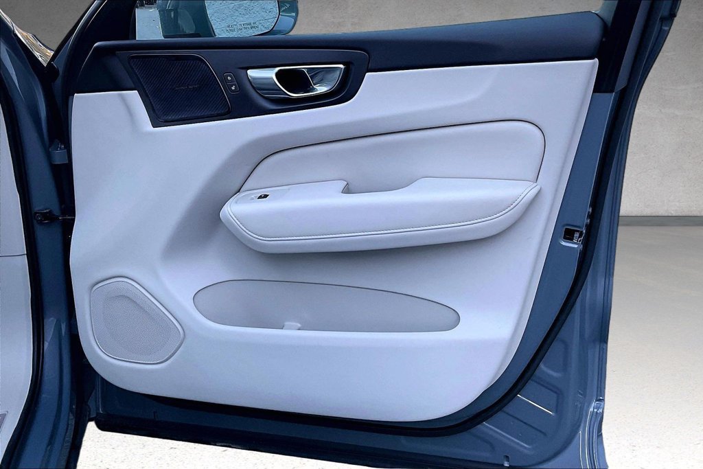 Used 2023 Volvo XC60 B5 Plus AWD/4WD image 28