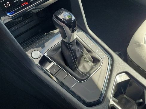 Certified 2025 Volkswagen Taos SE FWD image 25