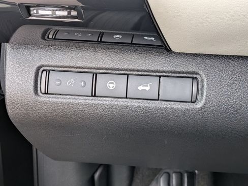 Certified 2024 Nissan Pathfinder SV w/ SV Premium Package AWD/4WD image 16