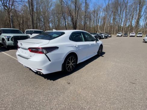Used 2024 Toyota Camry SE image 12