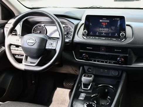 Used 2025 Nissan Rogue SV AWD/4WD image 2