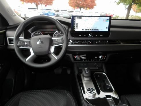 New 2025 Mitsubishi Outlander ES image 12