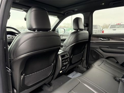 New 2025 Jeep Grand Cherokee Limited w/ Trailer Tow Package image 30