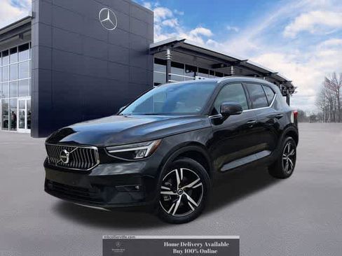 Used 2023 Volvo XC40 B5 Plus image 1