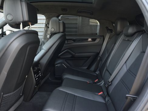 Certified 2025 Porsche Cayenne GTS AWD/4WD image 32