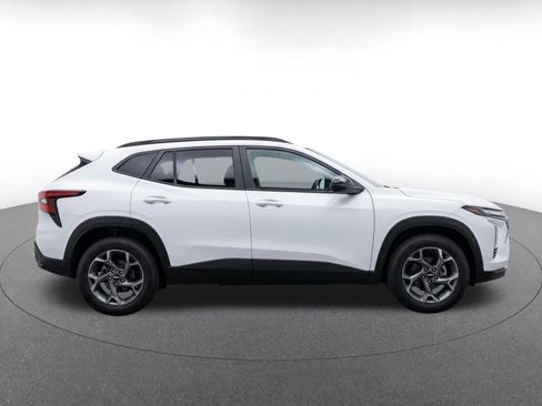 Used 2025 Chevrolet Trax LT w/ LT Convenience Package FWD image 10