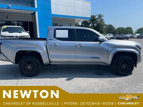 Used 2025 Toyota Tacoma SR5 RWD image 40