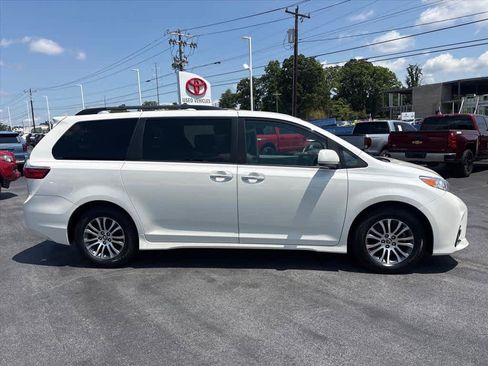 Used 2020 Toyota Sienna XLE w/ XLE Navigation Package FWD image 2