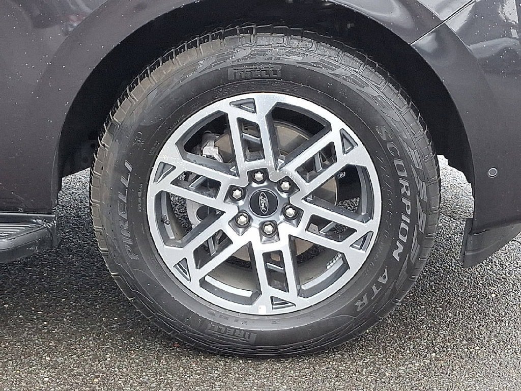 Used 2025 Ford Expedition Active AWD/4WD image 8