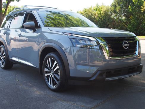 Used 2025 Nissan Pathfinder Platinum FWD image 1