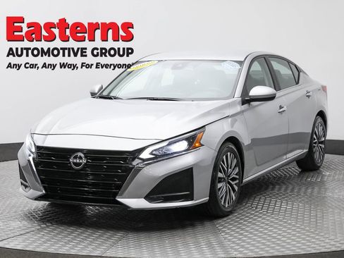 Used 2023 Nissan Altima 2.5 SV image 1