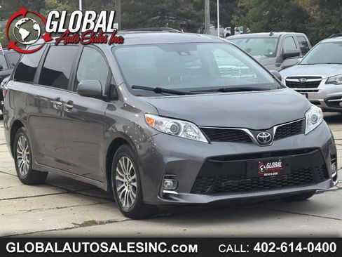 Used 2018 Toyota Sienna XLE image 1