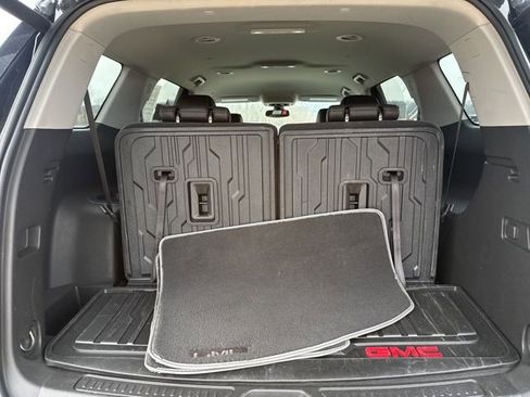 Used 2023 GMC Acadia SLT w/ Preferred Package image 19