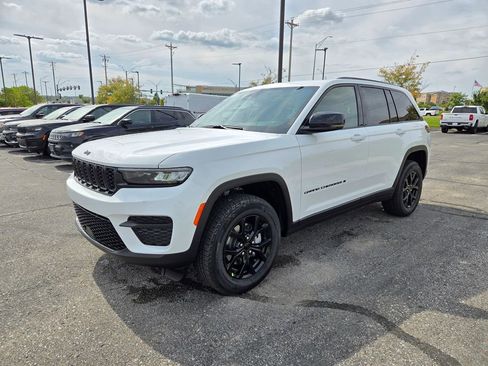 New 2025 Jeep Grand Cherokee Altitude image 15