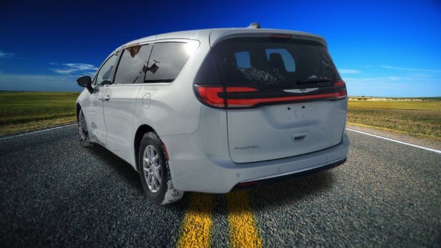 Used 2024 Chrysler Pacifica Touring-L FWD image 2