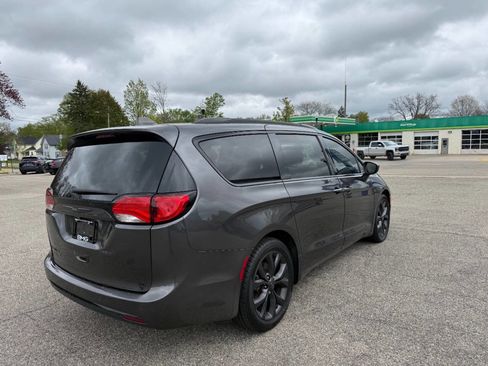 Used 2018 Chrysler Pacifica Touring-L Plus FWD image 5
