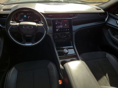 Used 2025 Jeep Grand Cherokee L Laredo image 18