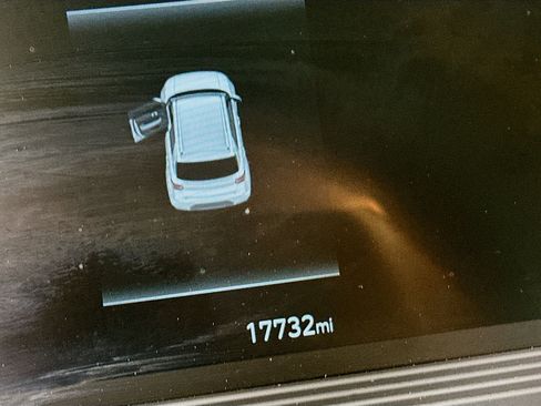 Used 2025 Hyundai Venue SEL image 19