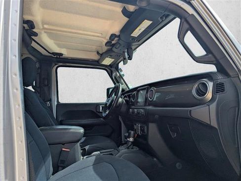 Used 2018 Jeep Wrangler Unlimited Sahara AWD/4WD image 15