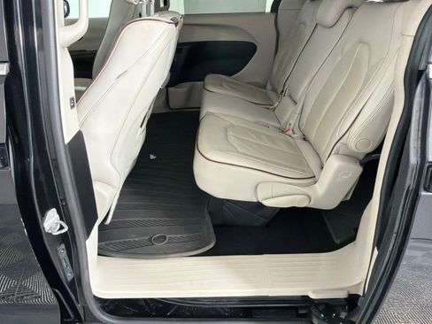 Used 2017 Chrysler Pacifica Limited w/ UConnect Theater Package FWD image 21