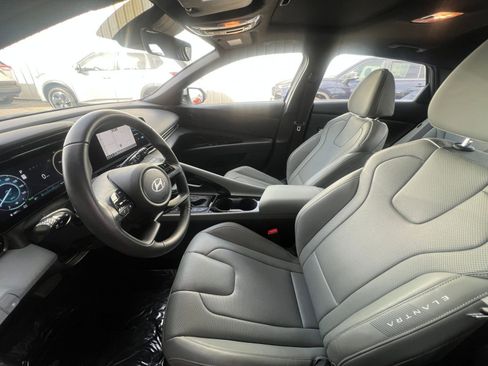 Used 2025 Hyundai Elantra Limited image 27