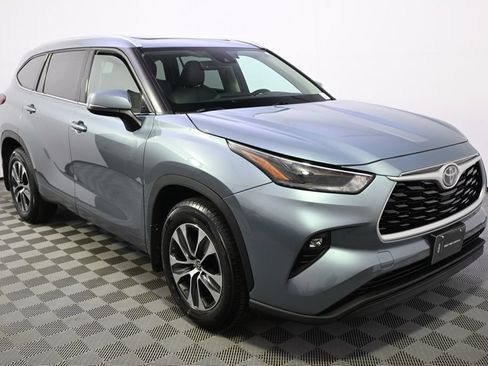 Used 2021 Toyota Highlander XLE AWD/4WD image 8