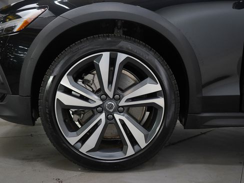 Used 2025 Volvo V60 B5 Cross Country Plus image 32
