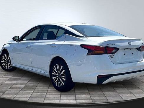 Used 2024 Nissan Altima 2.5 SV FWD image 2