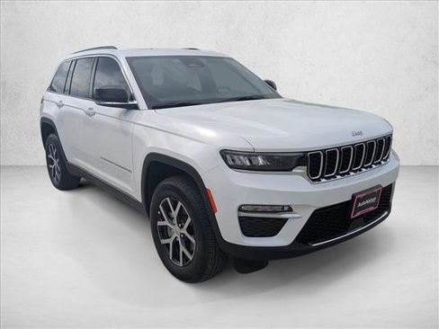 Used 2025 Jeep Grand Cherokee Limited AWD/4WD image 3