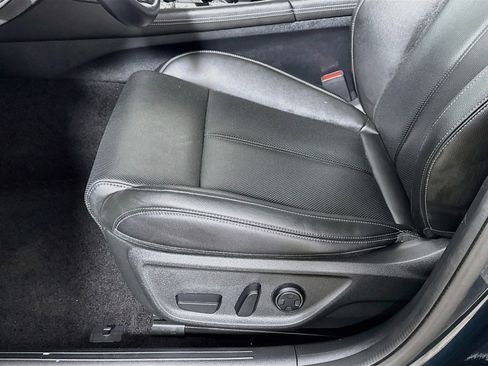 Used 2025 Genesis G70 2.5T image 21