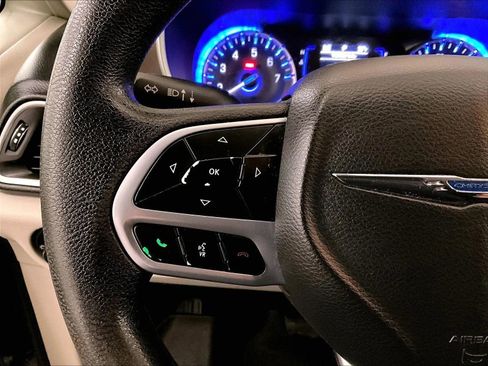 Used 2020 Chrysler Voyager L image 17