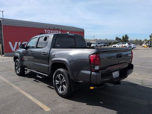 Used 2018 Toyota Tacoma TRD Sport image 7