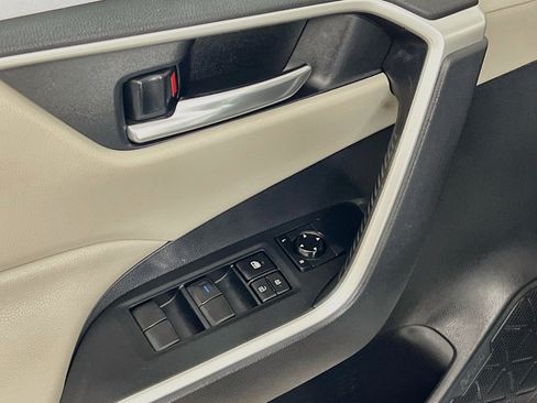 Used 2019 Toyota RAV4 XLE w/ Convenience Package FWD image 17