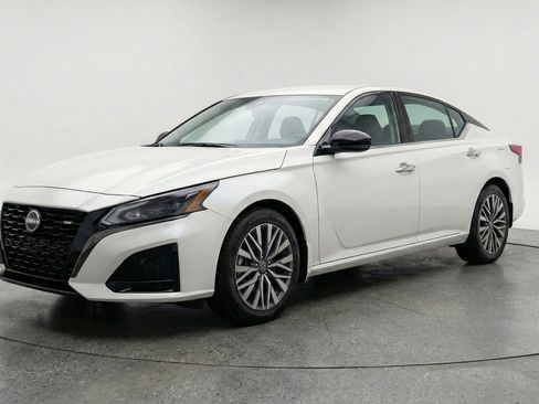 Used 2025 Nissan Altima 2.5 SV image 3