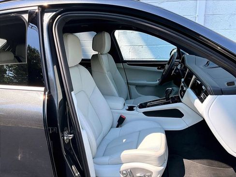 Certified 2025 Porsche Macan AWD/4WD image 12