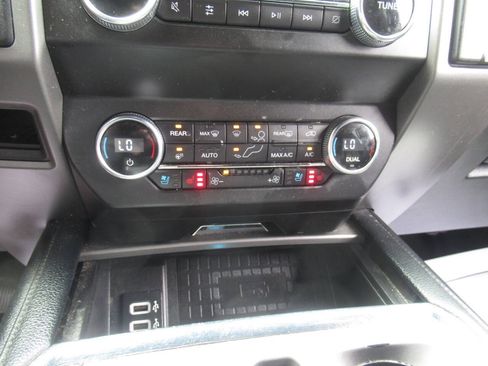 Used 2019 Ford Expedition XLT w/ Equipment Group 202A AWD/4WD image 23