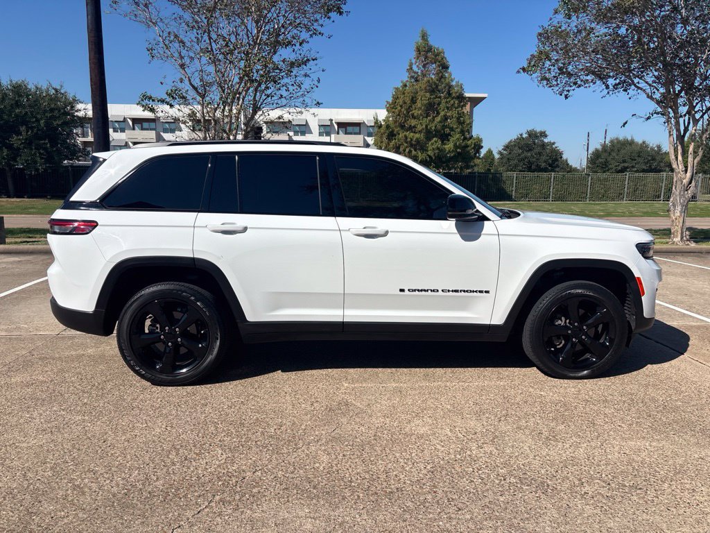 Used 2023 Jeep Grand Cherokee Altitude AWD/4WD image 4