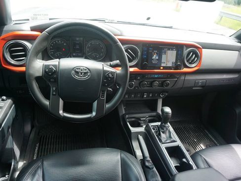 Used 2018 Toyota Tacoma TRD Sport AWD/4WD image 5